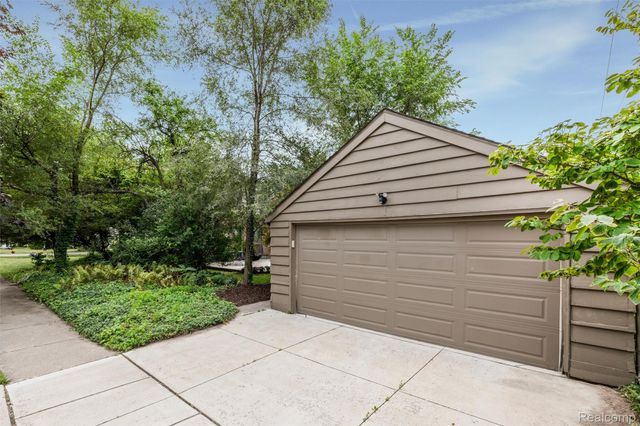 17820 Birwood Avenue, Beverly Hills Village, MI 48025
