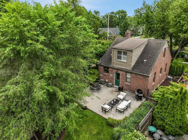 17820 Birwood Avenue, Beverly Hills Village, MI 48025