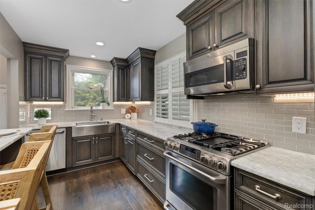 17820 Birwood Avenue, Beverly Hills Village, MI 48025