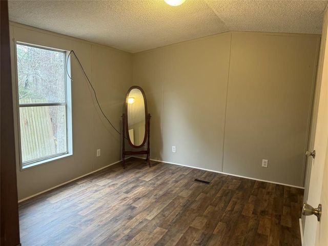 136 Roan S, Onalaska, TX 77360