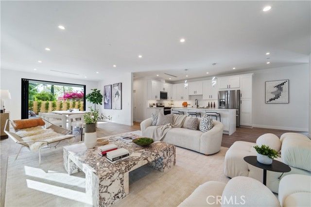 7717 Jamieson Avenue, Reseda (los Angeles), CA 91335