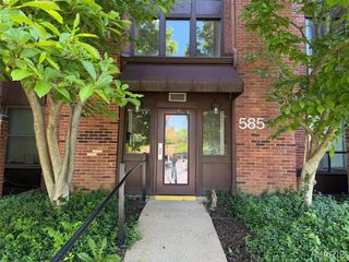 585 Coeur De Royale Drive 207, Creve Coeur, MO 63141