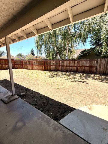 1019 Miwok Dr, Lodi, CA 95240