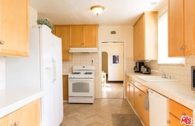 611 N Beachwood Drive, Los Angeles, CA 90004