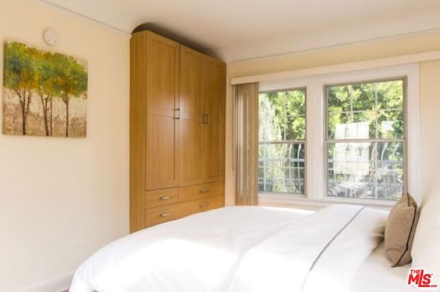 611 N Beachwood Drive, Los Angeles, CA 90004