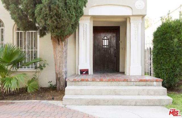 611 N Beachwood Drive, Los Angeles, CA 90004