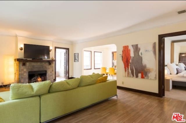 611 N Beachwood Drive, Los Angeles, CA 90004