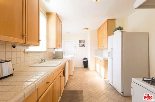 611 N Beachwood Drive, Los Angeles, CA 90004