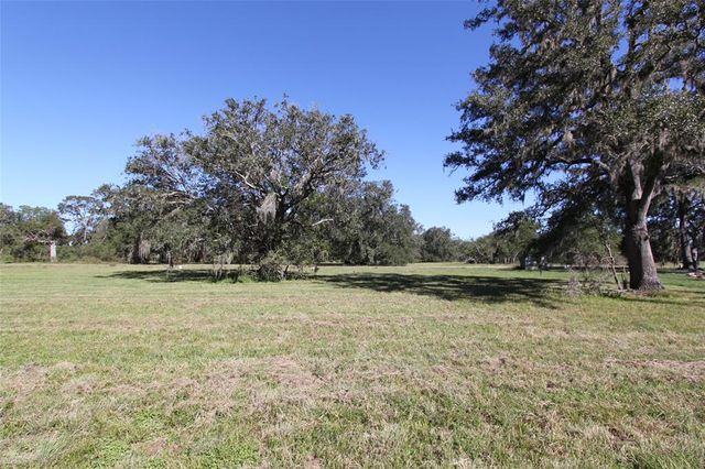 381 Horse Shoe Trail, Angleton, TX 77515