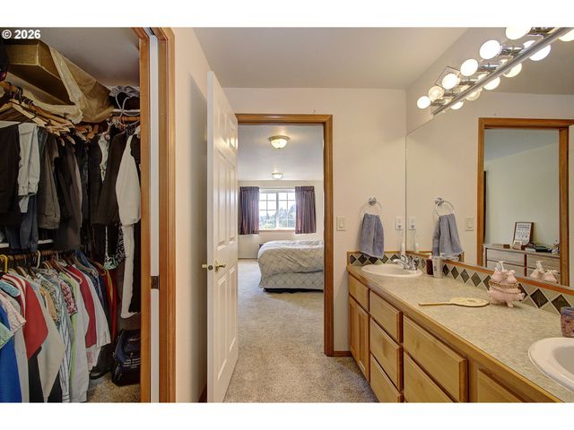 948 EDINBURGH Ct, Kelso, WA 98626