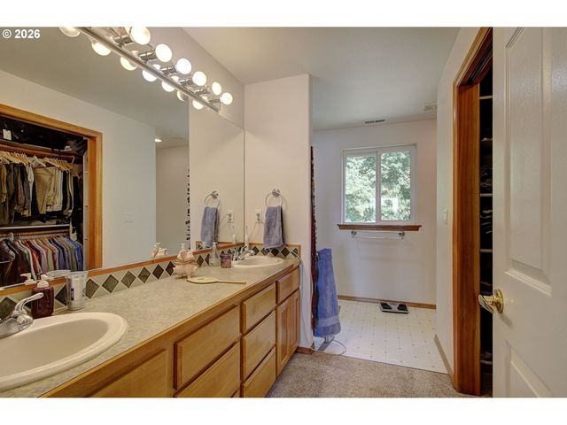 948 EDINBURGH Ct, Kelso, WA 98626
