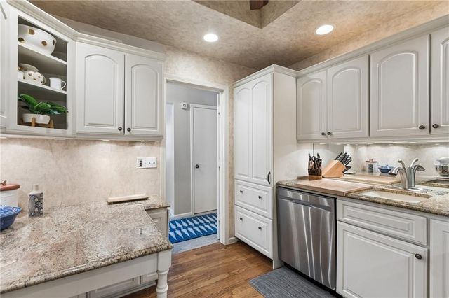 8741 Riggs Circle, Overland Park, KS 66212