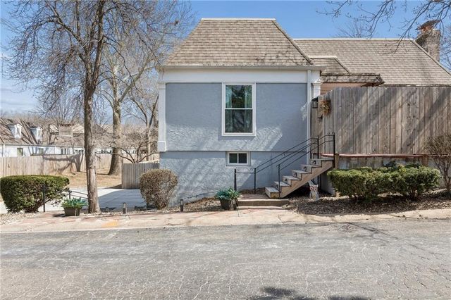 8741 Riggs Circle, Overland Park, KS 66212