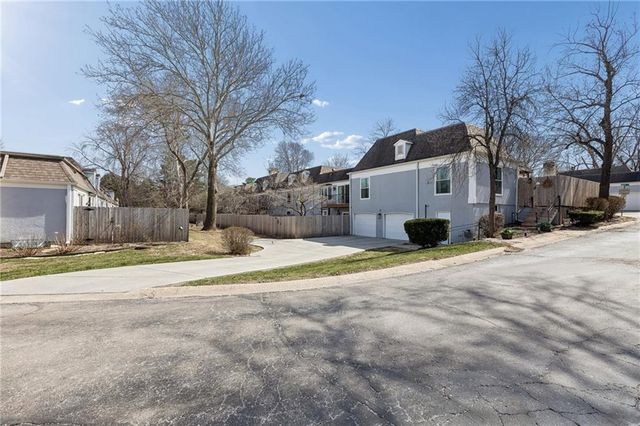 8741 Riggs Circle, Overland Park, KS 66212