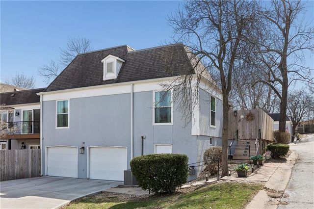 8741 Riggs Circle, Overland Park, KS 66212