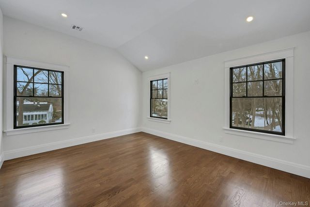 32 Sycamore Road, Scarsdale, NY 10583