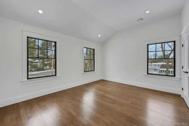 32 Sycamore Road, Scarsdale, NY 10583