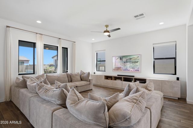822 E HOPI Trail, Phoenix, AZ 85042