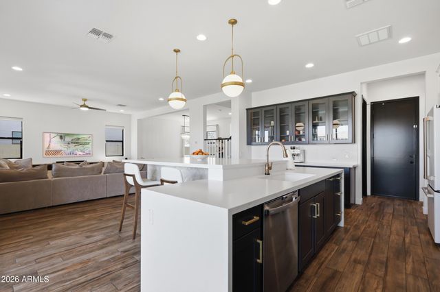 822 E HOPI Trail, Phoenix, AZ 85042