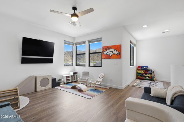 822 E HOPI Trail, Phoenix, AZ 85042