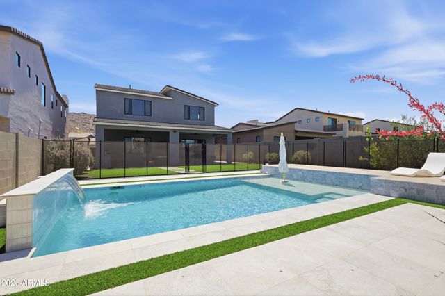 822 E HOPI Trail, Phoenix, AZ 85042