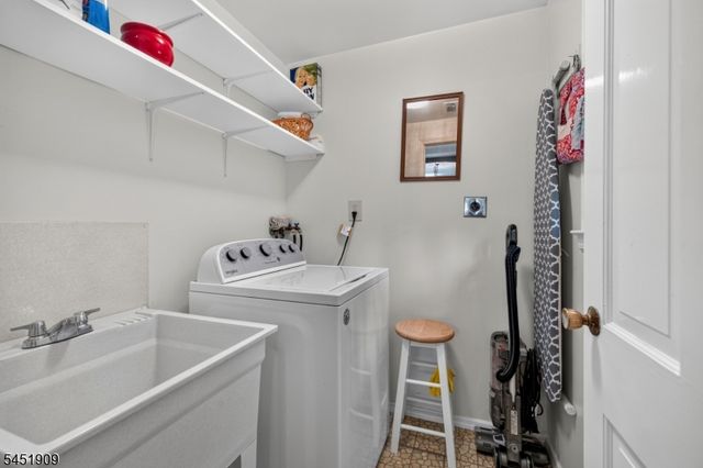 48 Sherbrooke Dr, Florham Park Boro, NJ 07932