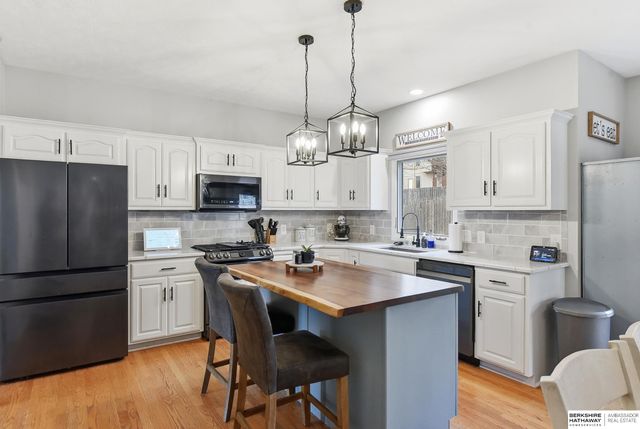 714 N Madison Street, Papillion, NE 68046