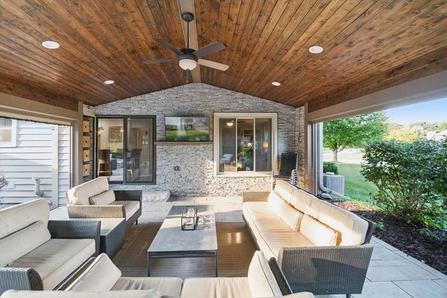 13675 W Maple Ridge ROAD, New Berlin, WI 53151