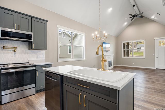 1454 Laurie Dr, Canyon Lake, TX 78133