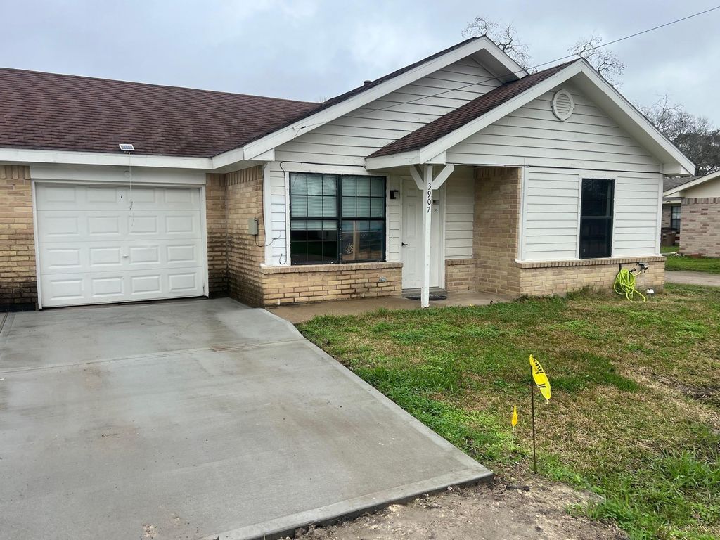 3907 Cinnamon Cove Drive, Dickinson, TX 77539