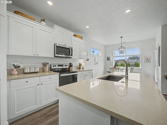 245 Ne HILL Way, Estacada, OR 97023