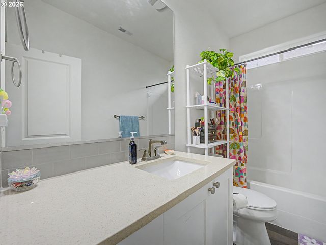 245 Ne HILL Way, Estacada, OR 97023