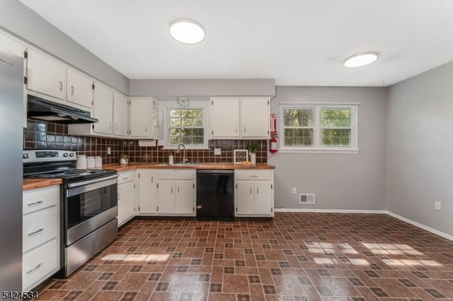 214 Powderhorn Dr, Lopatcong Twp., NJ 08865