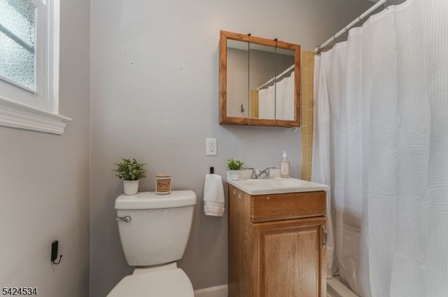 214 Powderhorn Dr, Lopatcong Twp., NJ 08865