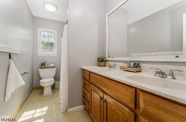 214 Powderhorn Dr, Lopatcong Twp., NJ 08865
