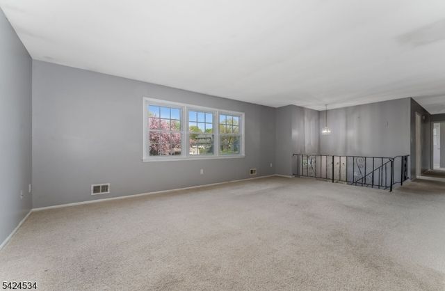 214 Powderhorn Dr, Lopatcong Twp., NJ 08865