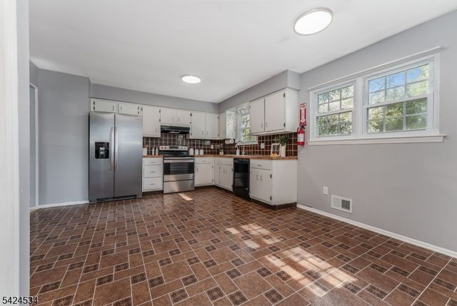 214 Powderhorn Dr, Lopatcong Twp., NJ 08865