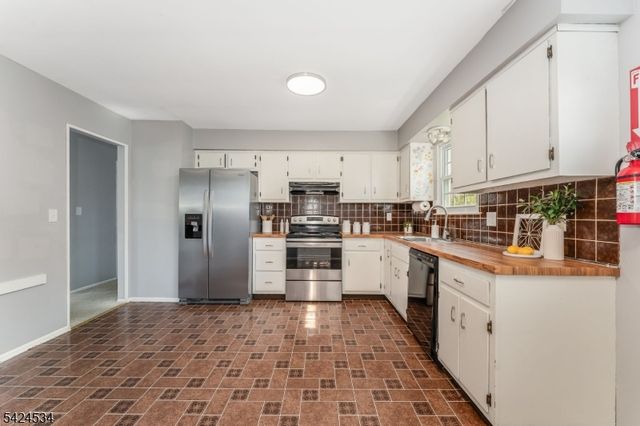 214 Powderhorn Dr, Lopatcong Twp., NJ 08865