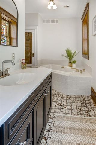 6170 McPherson Avenue, St Louis, MO 63112