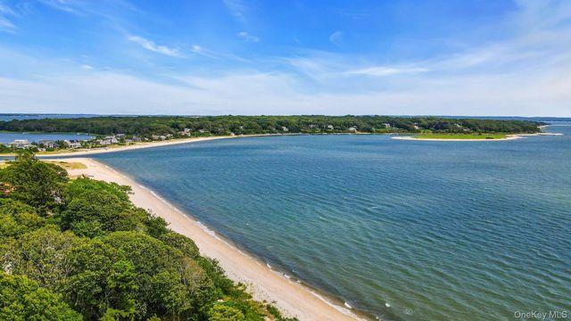 2705 W Creek Avenue, Cutchogue, NY 11935