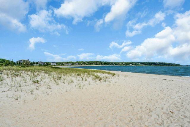 2705 W Creek Avenue, Cutchogue, NY 11935