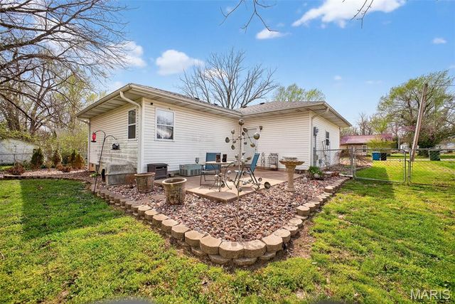 592 Center Avenue, Lebanon, MO 65536