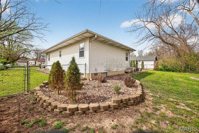 592 Center Avenue, Lebanon, MO 65536