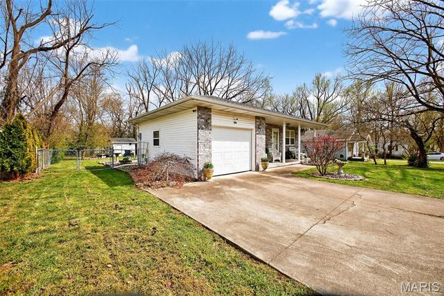 592 Center Avenue, Lebanon, MO 65536