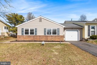 28 CHESAPEAKE DR, Newtown, PA 18940