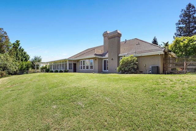 9824 Red Fox Dr, Oakdale, CA 95361