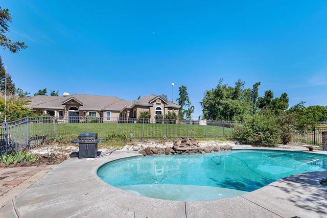 9824 Red Fox Dr, Oakdale, CA 95361