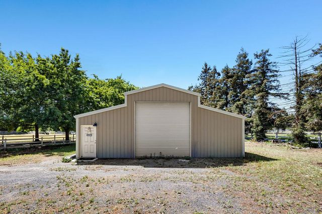 9824 Red Fox Dr, Oakdale, CA 95361