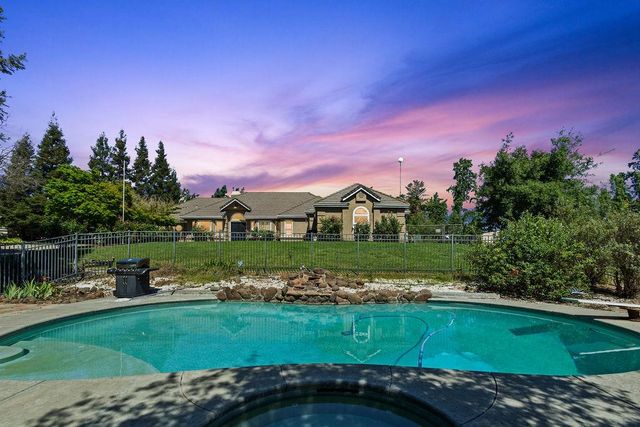 9824 Red Fox Dr, Oakdale, CA 95361