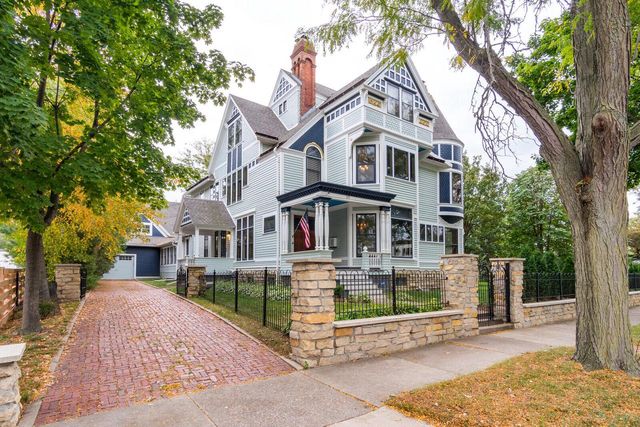 221 10th STREET S, La Crosse, WI 54601